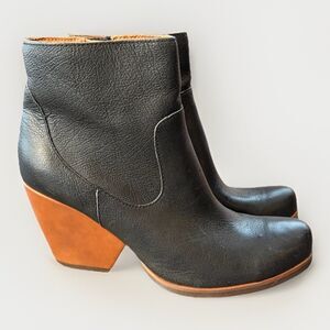 Kork-Ease Korks Women's Patrina Black Leather Bootie Size 9.5 Boots Zip